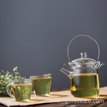 Teiera in vetro marocchina con foglia di tè e caffè